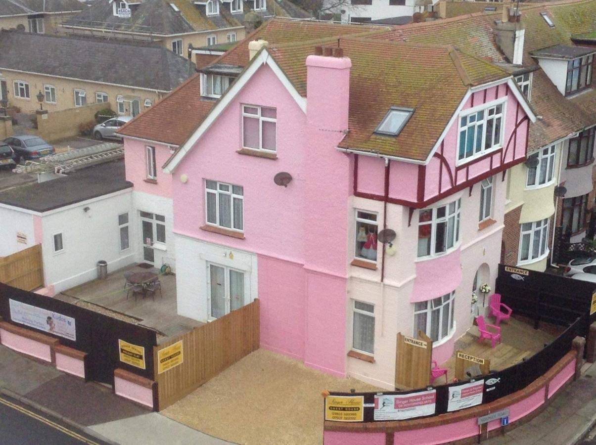 Barbie House ,Opposite The Beach & Paignton Pier , 2 Bedroom Apartment With Private Car Space & Garden , Free Access Next Door To The Stunning Ballet & Make Up School & A Beautiful Ladys Beauty Salon (Adults Only) Eksteriør bilde