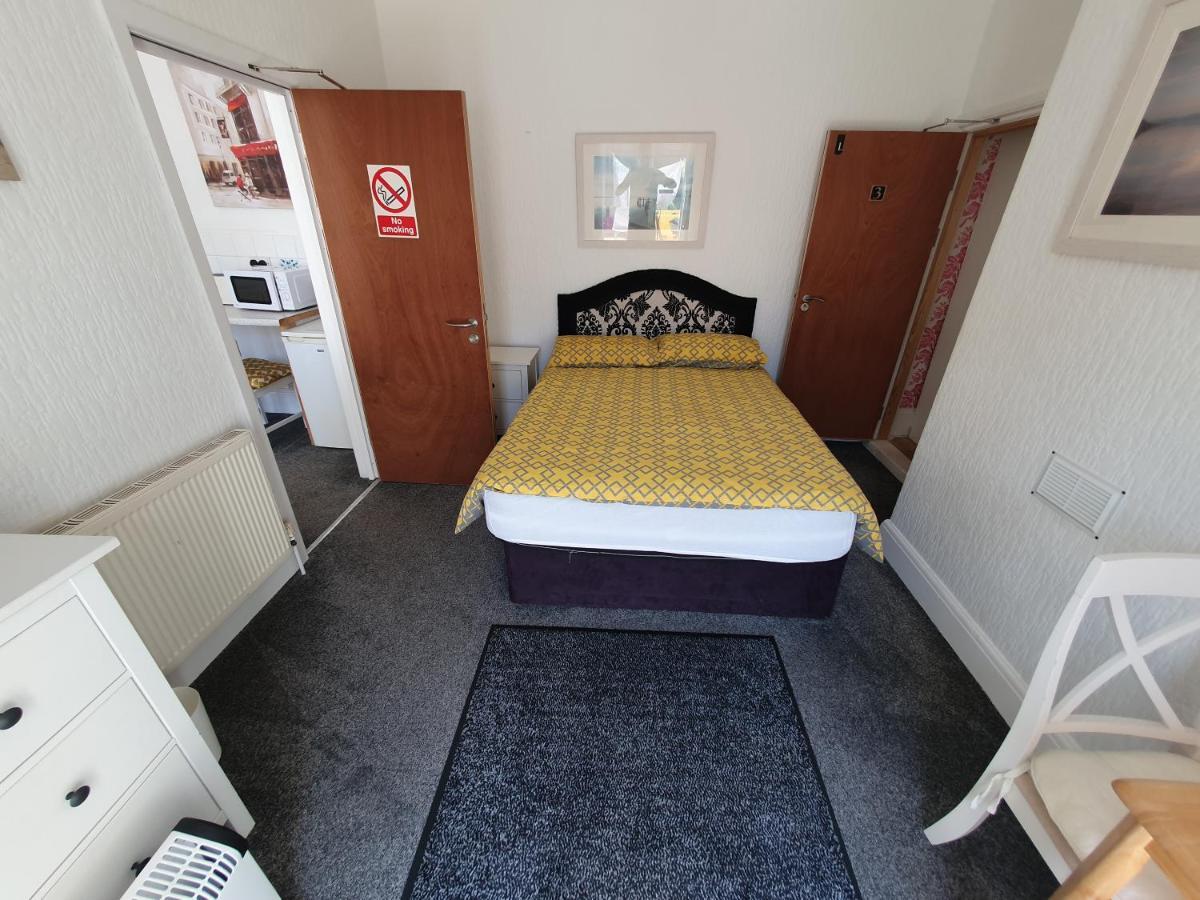 Barbie House ,Opposite The Beach & Paignton Pier , 2 Bedroom Apartment With Private Car Space & Garden , Free Access Next Door To The Stunning Ballet & Make Up School & A Beautiful Ladys Beauty Salon (Adults Only) Eksteriør bilde