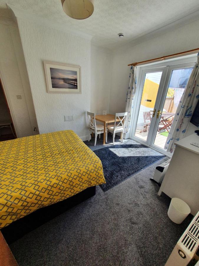 Barbie House ,Opposite The Beach & Paignton Pier , 2 Bedroom Apartment With Private Car Space & Garden , Free Access Next Door To The Stunning Ballet & Make Up School & A Beautiful Ladys Beauty Salon (Adults Only) Eksteriør bilde
